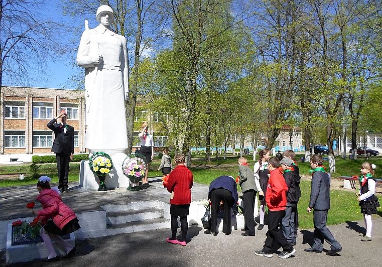 Памятник павшим воинам. Шашки. День Победы. 2016 год.Беларусь