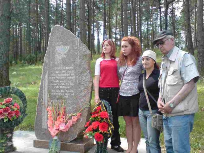 В Новом Свержне открыт памятник жертвам холокоста